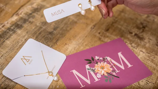 Día de la Madre: Un momento para celebrar el amor que les une. Sumérgete en el amor y encuentra un regalo especial con nuestras joyas exclusivas.